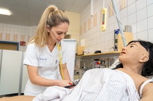 Auszubildende arbeitet an einer Simulationspuppe