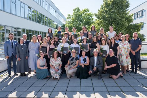 Gruppenfoto AbsolventInnen mit Gratulaten