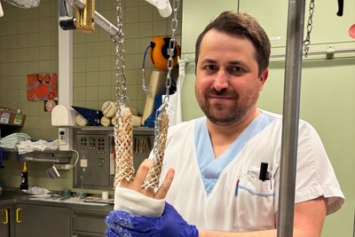 David Asanger bei der Arbeit auf der Ortho-Trauma-Ambulanz