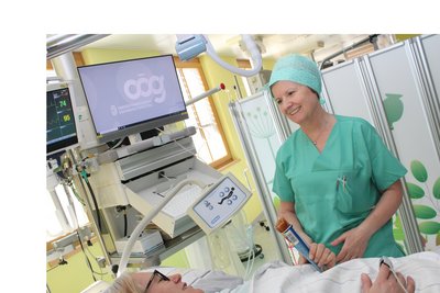 Patientin wird von Mitarbeiterin im Aufwachraum versorgt