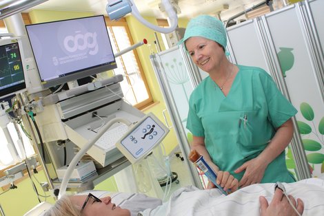 Patientin wird von Mitarbeiterin im Aufwachraum versorgt