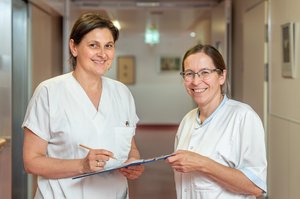 Zwei Mitarbeiterinnen aus der Palliativstation