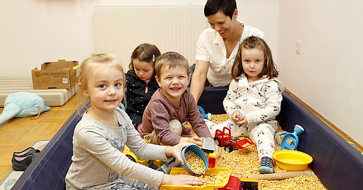 Kinder spielen in einer Sandkiste