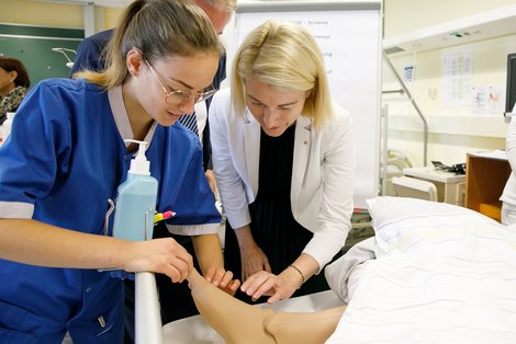 LHStv.in Mag.a Christine Haberlander mit PflegemitarbeiterIn