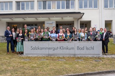Gruppenfoto der AbsolventInnen vor Schulgebäude