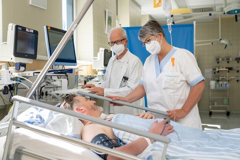 Arzt und Pflegekraft stehen am Patientenbett der Intensivstation. (Bildquelle: OÖG/honorarfrei)
