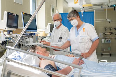 Arzt und Pflegekraft stehen am Patientenbett der Intensivstation. (Bildquelle: OÖG/honorarfrei)