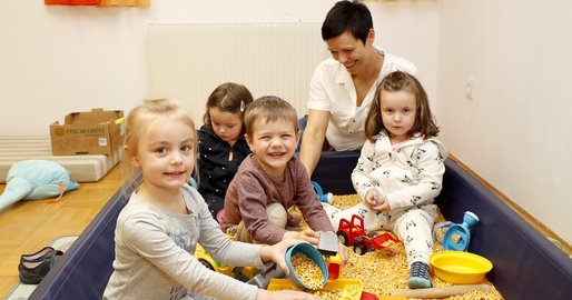 Kinder spielen in einer Sandkiste