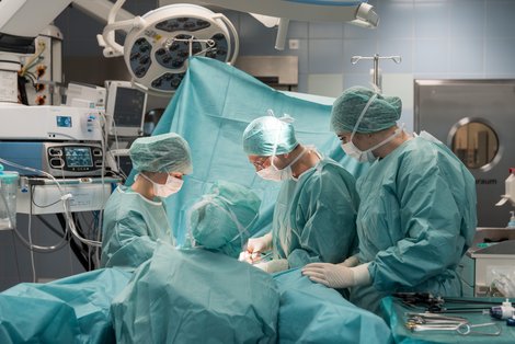 ÄrztInnen im OP bei der Arbeit