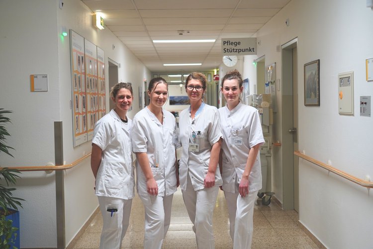 Auszubildende in ihrem ersten Praktikum auf der Unfallstation mit Stationsleitung und Pflegepädagogin