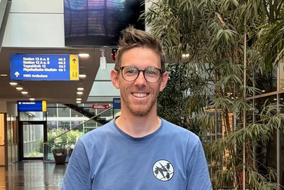 Portraitbild von Dominik Schickmair im Eingangsbereich des Klinikums