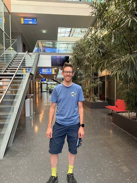 Portraitbild von Dominik Schickmair im Eingangsbereich des Klinikums