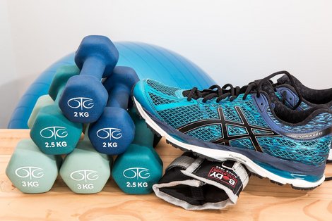 Hanteln, Turnschuhe, Sitzball, Training Fitness