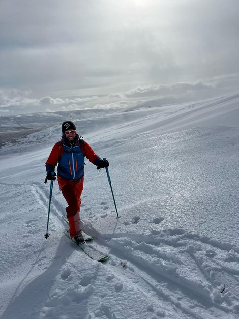 Stephan Famler auf Skiern bei einer Skitour in einer verschneiten Berglandschaft.