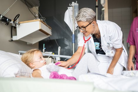 Pia Neundlinger bei der Arbeit - sie untersucht Kind