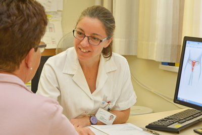 OÄ Dr. Veronika Krain im Beratungsgespräch mit einer Patientin