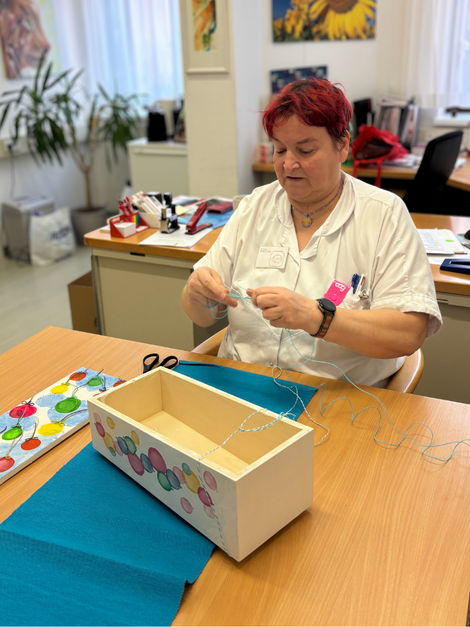 Susanne Massow bei der Gestaltung von Sternenkindersärgen