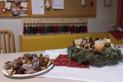 Weihnachtsstimmung im Aufenthaltsraum der Covid-Station