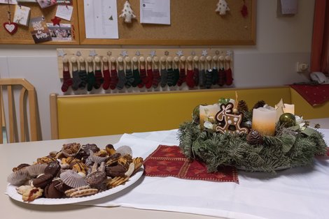 Weihnachtsstimmung im Aufenthaltsraum der Covid-Station