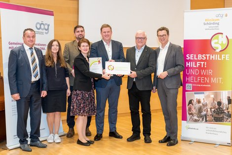 Gruppenfoto mit Zertifikat Selbsthilfefreundliches Krankenhaus