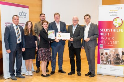 Gruppenfoto mit Zertifikat Selbsthilfefreundliches Krankenhaus