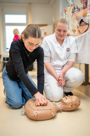 Besucherin probiert Reanimation an Simulator