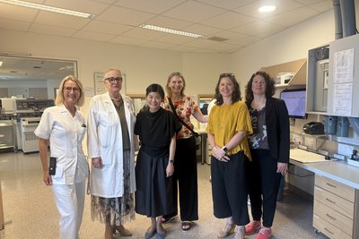 Gruppenbild mit der Delegation aus Australien im Labor der Pyhrn-Eisenwurzen Klinikums Steyr
