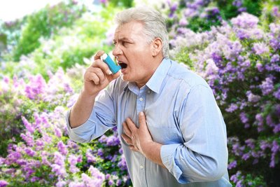 Mann mit Asthmaspray