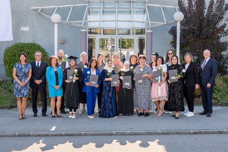 Gruppenfoto AbsolventInnen mit GratulantInnen
