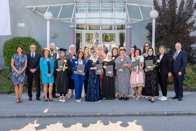 Gruppenfoto AbsolventInnen mit GratulantInnen