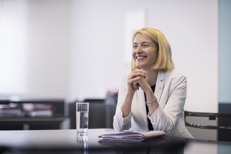 Haberlander sitzt lächelnd am Tisch