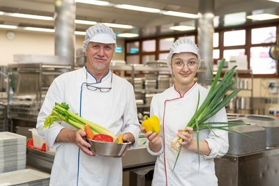 Küchenchef Bruno Ullmann und Lehrling Anna Kiesenhofer