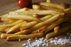 Freibad-Snacks wie Pommes oder Chips sollten keinesfalls zur Hauptmahlzeit im Sommer werden.