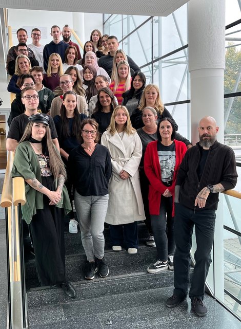 Gruppenfoto auf Treppe