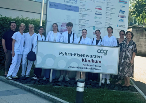 Gruppenfoto vor Klinikum