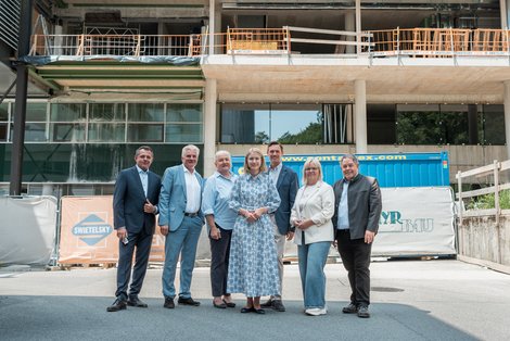Am Foto sind von links nach rechts zu sehen: von links: Prim. Dr. Martin Barth, Mag. Karl Lehner, DGKP Walpurga Auinger, LH-Stv.in Mag.a Christine Haberlander, Ing. Reinhold Mittermayr, Mag.a Herta Prandstätter und Mag. Heinz Kosma