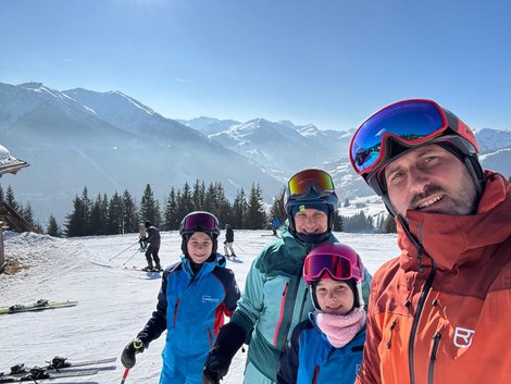 Pia Neundlinger und ihre Familie beim Skifahren