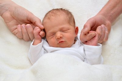 Baby haelt Hand