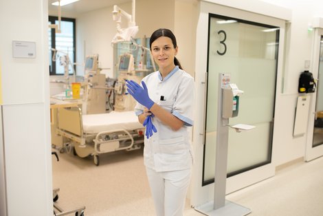 Eine Pflegemitarbeiterin im Einsatz