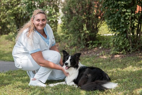 Pflegerin mit Hund
