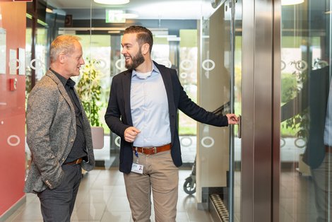 Stephan Famler im Gespräch mit einem Kollegen.