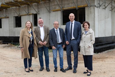 Gruppenfoto vor Baustelle
