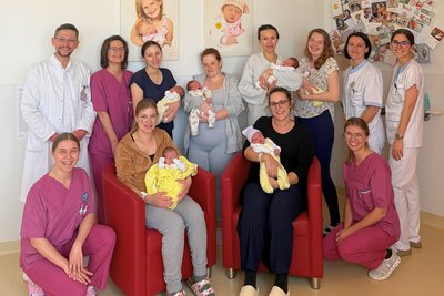 Gruppenfoto Geburtshilfe-Team und Mütter mit Babys