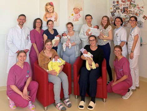 Gruppenfoto Geburtshilfe-Team und Mütter mit Babys