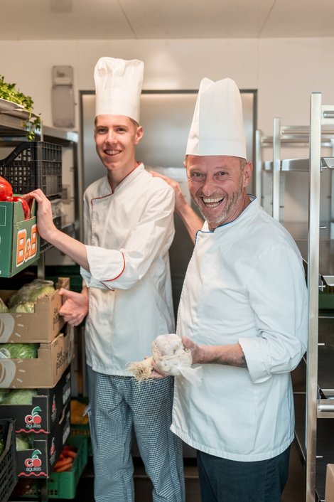 Küchenchef Othmar Deubler und Lehrling Luca Schauer in der Küche