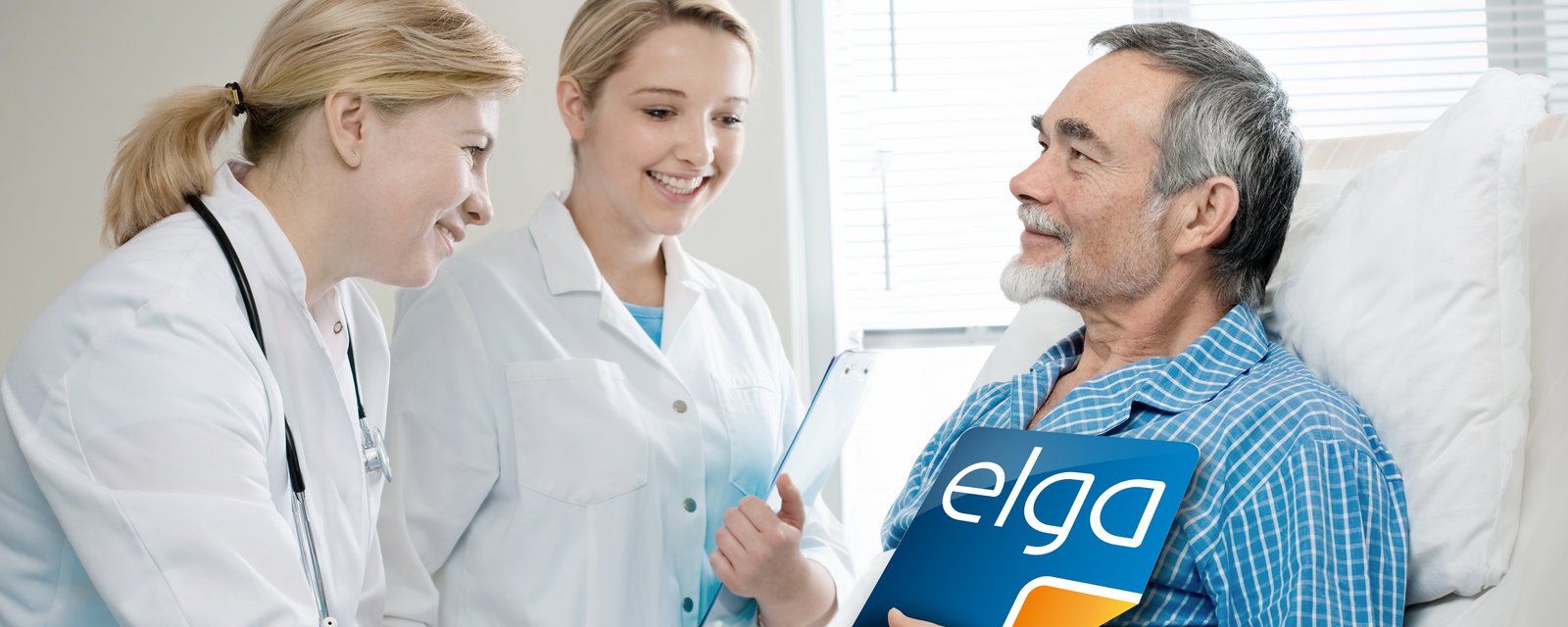 Sujetfoto Patient mit Ärztinnen und Elga Plakat in der Hand