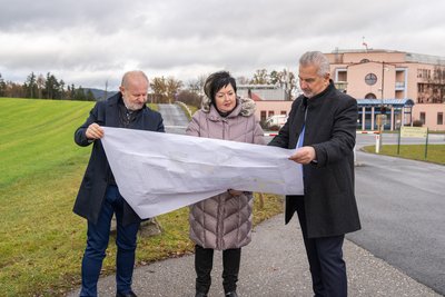 Die Kollegiale Führung vor jenem Grundstück, auf dem der Zubau des Klinikums Freistadt geplant ist. V.l.n.r.: DGKP Ernst Weilguny, MBA (Pflegedirektor Klinikum Freistadt), Andrea Gündhör (Kaufm. Direktorin Klinikum Freistadt) und Prim. Dr. Norbert Fritsch, MPH (Ärztl. Direktor Klinikum Freistadt)