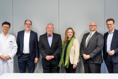 Gruppenfoto V.l.n.r.: Prim. Univ.-Prof. Dr. Gerald Tulzer (Vorstand der Klinik für Kinderkardiologie am KUK), Prim. Priv.-Doz. Dr. Clemens Steinwender (Vorstand der Klinik für Innere Medizin 1 am KUK), Prof. John MCDonough (Gründungsvater der School of Nursing an der UNF), Priv.-Doz.in Mag.a Dr.in Anna Maria Dieplinger (Leiterin des Kompetenzmanagements Gesundheits- und Sozialberufe OÖG), Dr. Ryan Shores (Leiter School of Nursing an der UNF) und Mag. Dr. Franz Harnoncourt (Vorsitzender der Geschäftsführung OÖG)