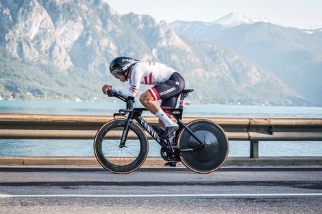 Daniel Hochstraßer in Action auf seinem Rennrad bei einem Rennen