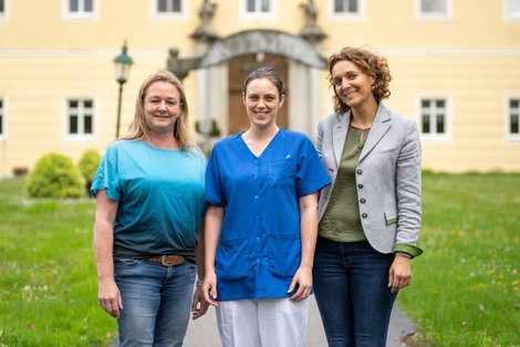 Kayleigh Robertson mit LPBZ Schloss Haus-Direktorin Dr.in Daniela Braza-Horn und Pflegedirektorin Nicole Lengauer.